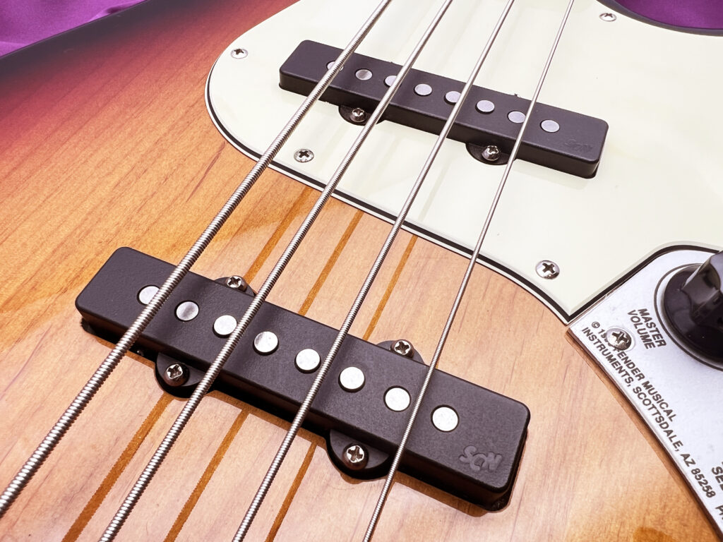 兵庫県宝塚市より、Fender American Deluxe Jazz Bass SCN 4st ジャズ 